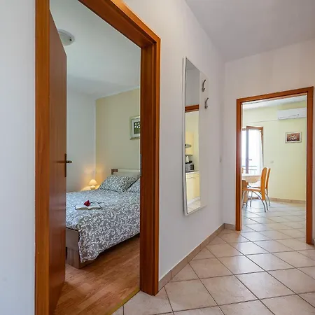 Apartment Lara Drenje *