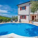 Apartman Lara *