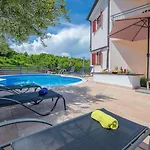 Lara Apartman *