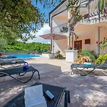 Lara Apartman *