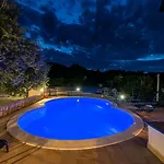 Lara Apartman *