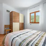 Lara Apartman *