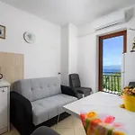Lara Apartman *