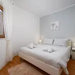 Apartman Lara *