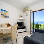 Lara Apartman *