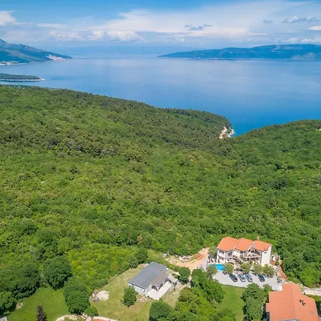 Lara Apartman *