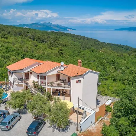Apartman Lara *