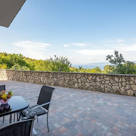 Apartman Lara *
