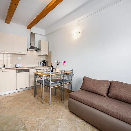 Apartman Lara *