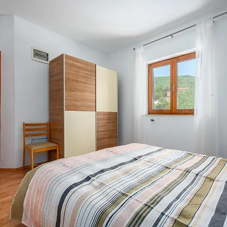 Lara Apartman *