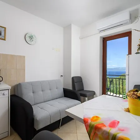 Lara Apartman *